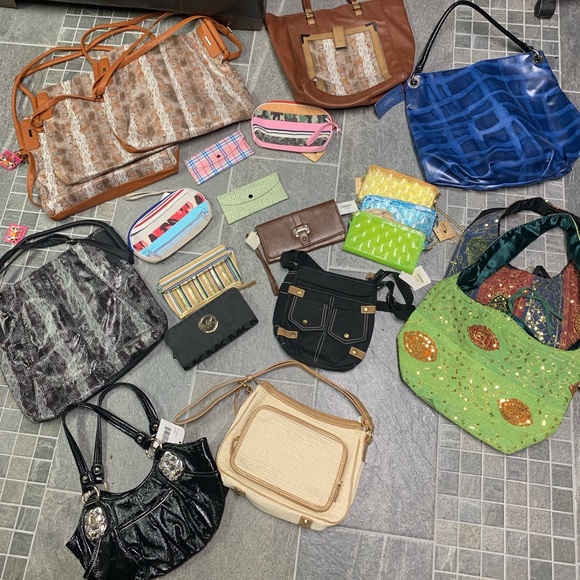 11 person 10 wallets - Picture 1 of 8